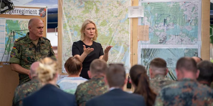 Gerd Josef Kropf (l), Brigadegeneral und Kommandeur Landeskommando Mecklenburg-Vorpommern, und Manuela Schwesig (SPD), Ministerpräsidentin von Mecklenburg-Vorpommern, sprechen im Lagezentrum der Bundeswehr.