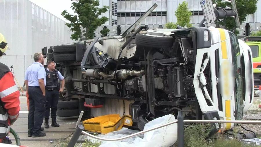 Der Fahrer des LKWs wurde leicht verletzt.