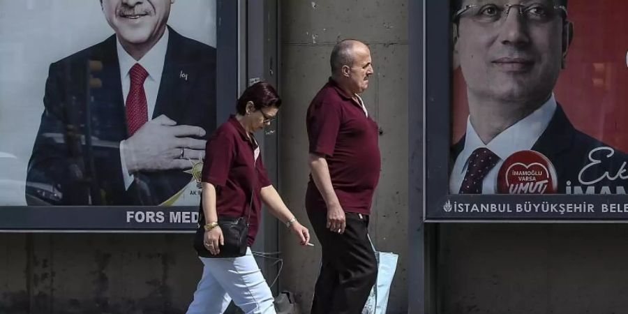 Plakate des türkischen Präsidenten Erdogan (L) und des Bürgermeisterkandidaten der CHP für Istanbul, Imamoglu. Foto: Emrah Gurel/AP