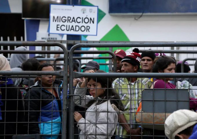 Venezolaner warten vor einem Einwanderungsamt auf der Rumichaca-Brücke, nachdem sie die Grenze von Kolumbien nach Rumichaca, Ecuador, überschritten haben. Migranten aus Venezuela in Ecuador