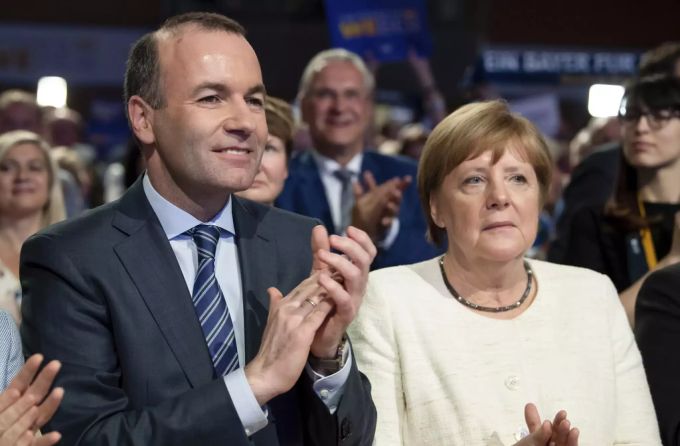 CSU-Europapolitiker Manfred Weber (l.) und die deutsche Bundeskanzlerin Angela Merkel (r.) nehmen an einer Parteiveranstaltung der EPP, CDU und CSU in München teil. (Archivbild) Manfred Weber Angela Merkel
