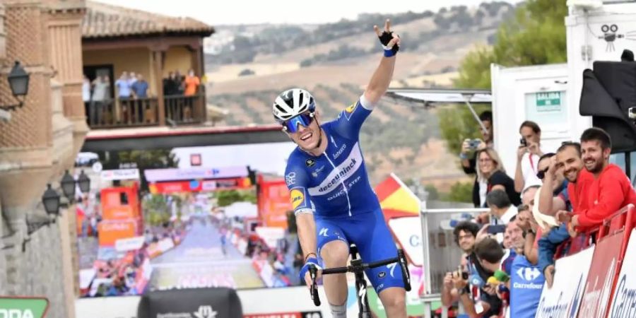 Der Franzose Remi Cavagna feiert seinen Etappensieg. Foto: Yuzuru Sunada/BELGA