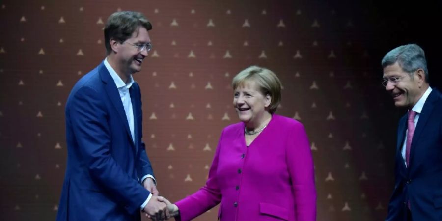 Daimler-Chef Källenius, Merkel und VDA-Präsident Mattes