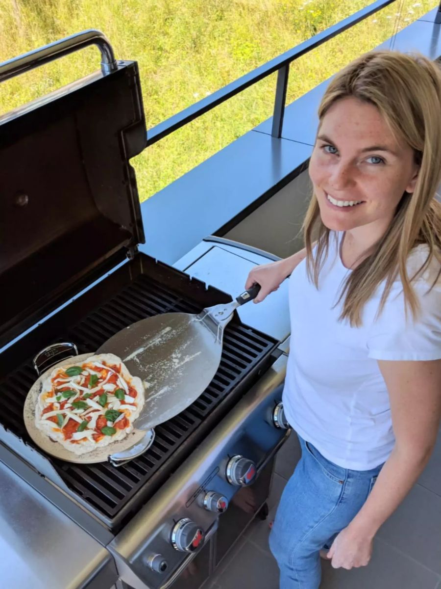 Je nach Platz die Pizzen einzeln oder gleich mehrere zusammen backen.