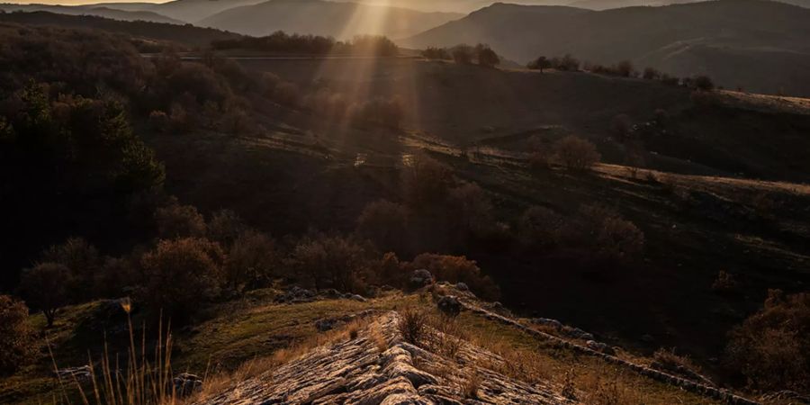 Auch die Hauptstadt der Hethiter, Hattuscha, war an astronomischen Parametern ausgerichtet. Hier die südwestliche Spitze des zur Stadt gehörenden Walls Yerkapi. Er verlief in Richtung des Sonnenuntergangs zur Wintersonnenwende. Das Bild wurde am 21. Dezember 2018 aufgenommen. Bild: Luwian Studies.