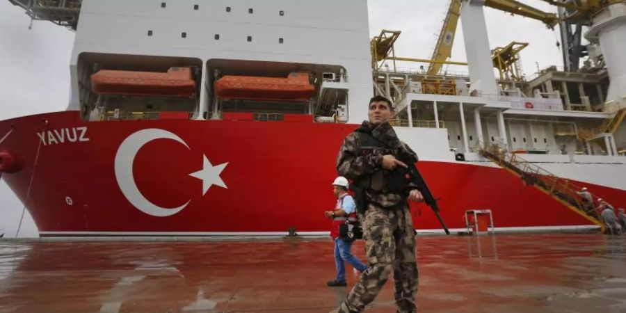 Das 230 Meter lange türkische Bohrschiff «Yavuz». Foto: Lefteris Pitarakis/AP