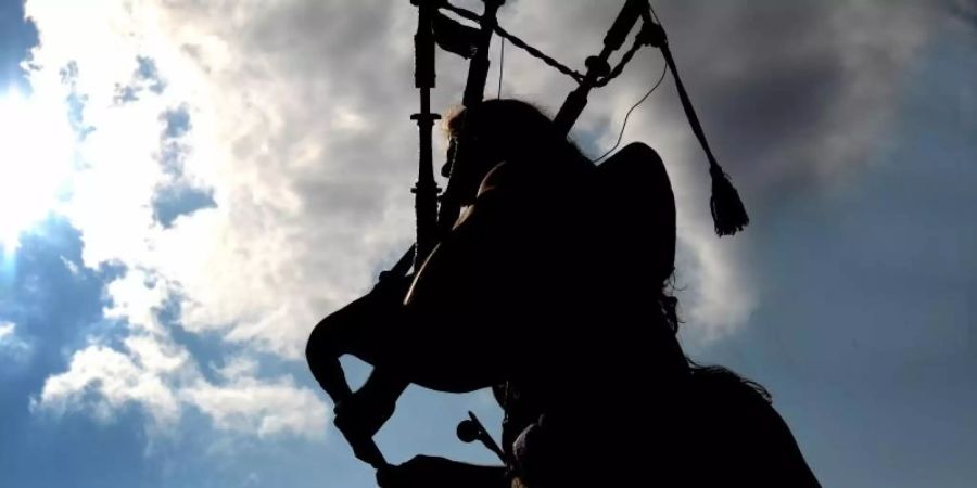 Für das Dudelsackspielen braucht man reichlich Puste. Foto: Peter Steffen