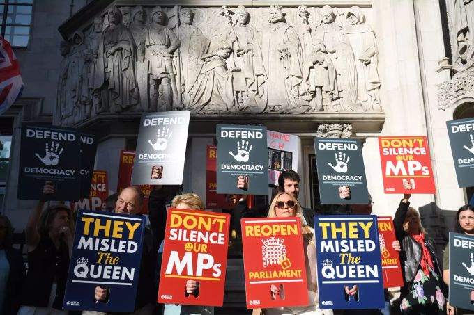 Demonstranten nehmen mit Plakaten bei einem Protest vor dem Supreme Court teil. Brexit