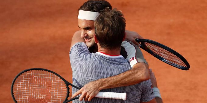 Roger Federer umarmt Stan Wawrinka nach dem Sieg im Viertelfinal beim French Open. Roger Federer