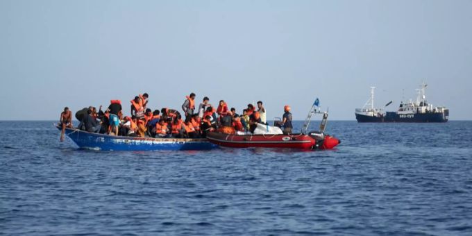 Sea-Eye hat im Mittelmeer wieder Migranten von einem Holzboot gerettet. Sea-Eye