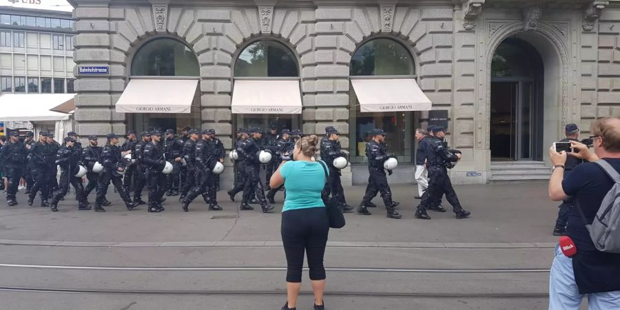 Die Stadtpolizei bereitet sich auf den Zugriff der Greenpeace-Aktivisten auf der anderen Seite des Gebäudes vor.