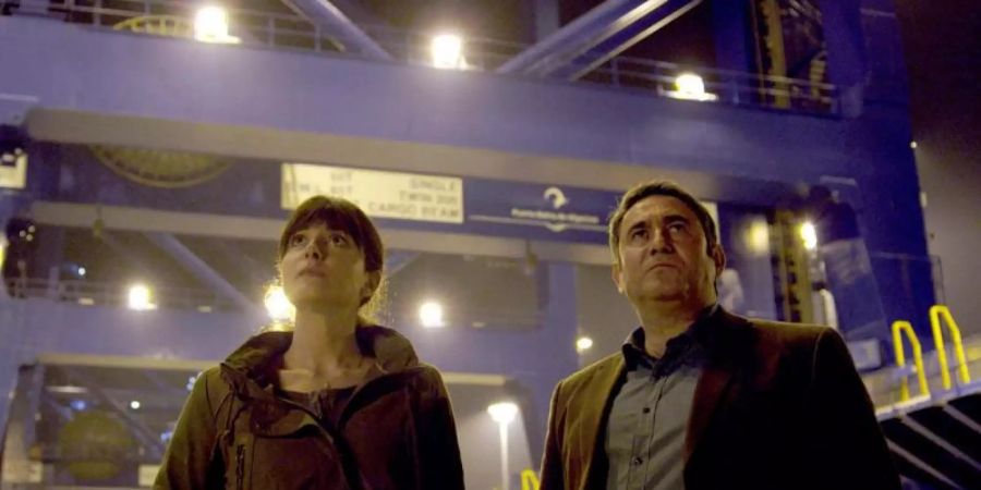 Eva (Babara Lennie) und Vicente (Sergi Lopez) versuchen im Containerhafen den Drogenschmugglern auf die Spur zu kommen. Foto: joseharo/ZDF