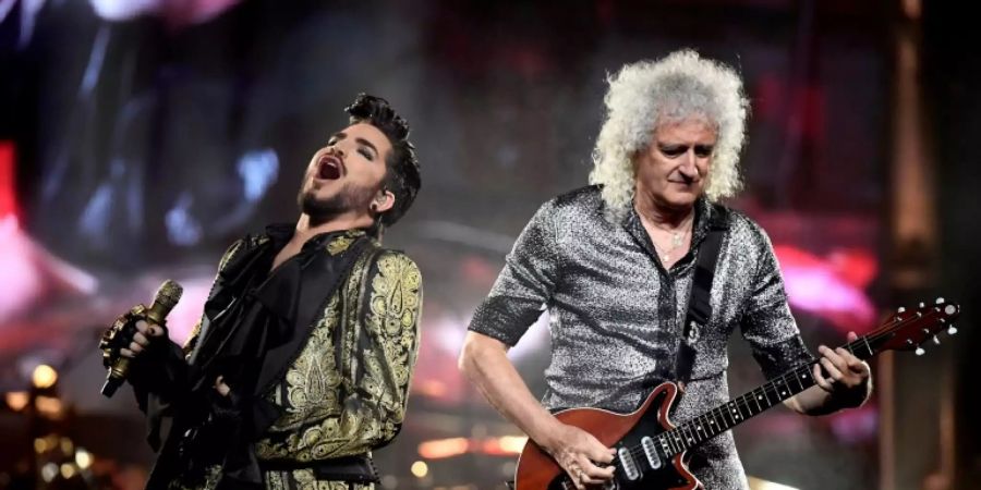 Adam Lambert und Brian May (r) bei Queen-Konzert im Juli