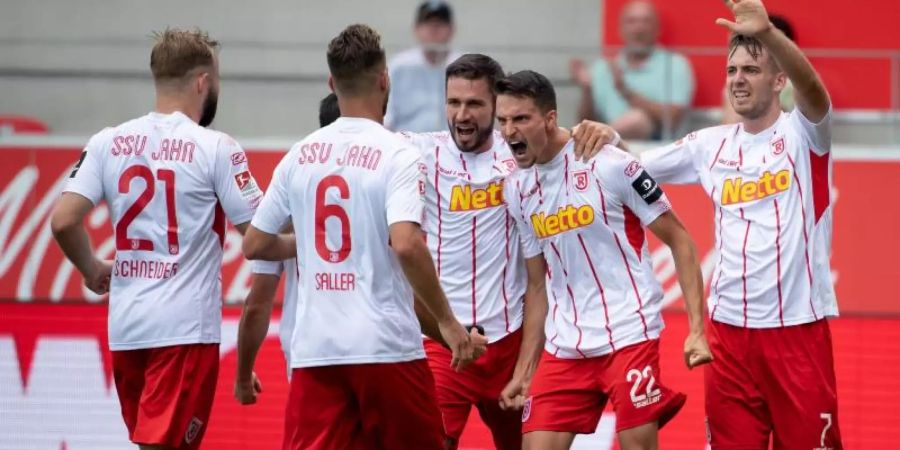 Regensburgs Spieler bejubeln das Tor von Sebastian Stolze (2.v.r.) zum 2:0. Foto: Sven Hoppe