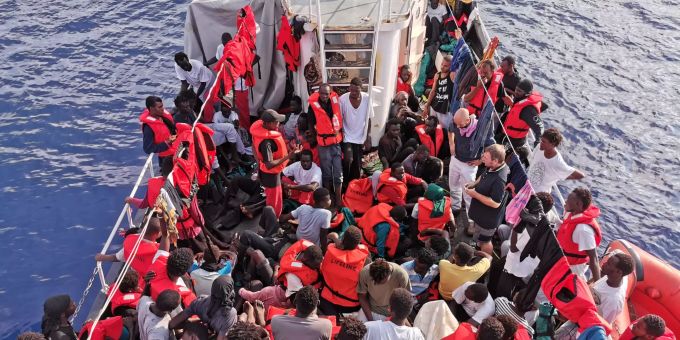 Rund 100 Migranten stehen eng gedrängt auf dem Rettungsschiff «Eleonore». rettungsschiff eleonore