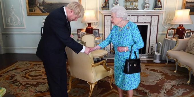 Königin Elisabeth II. von Grossbritannien begrüsst Boris Johnson. Elisabeth II. Boris Johnson