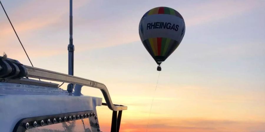 Abschleppen auf See: Seenotretter der Deutschen Gesellschaft zur Rettung Schiffbrüchiger (DGzRS) nähern sich einem Heissluftballon. Foto: Die Seenotretter - DGzRS