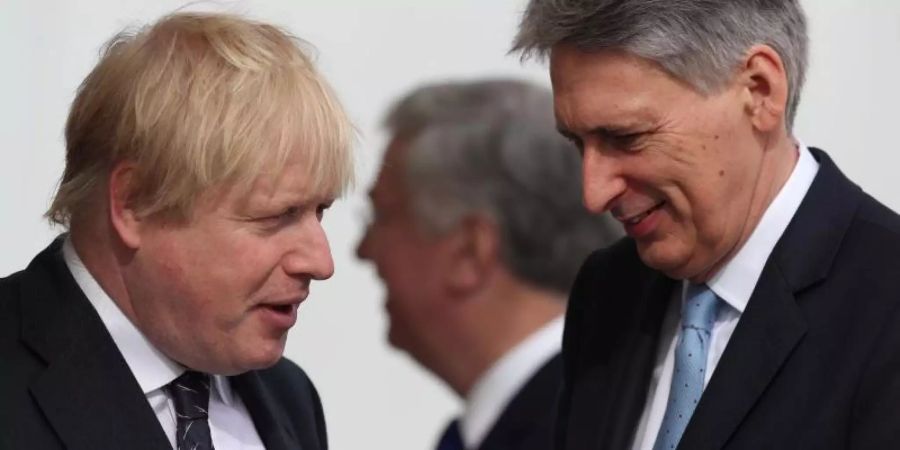 Boris Johnson und der britische Finanzminister Philip Hammond im trauten Gespräch vor zweieinhalb Jahren - jetzt will Hammond nicht einmal mehr ein Misstrauensvotum gegen Johnson ausschliessen. Foto: Jonathan Brady/PA Wire