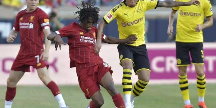 Liverpools Yasser Larouci (2.v.l) und Dortmunds Jadon Sancho (2.v.r) im Zweikampf um den Ball. Foto: Tim Vizer/Archivbild