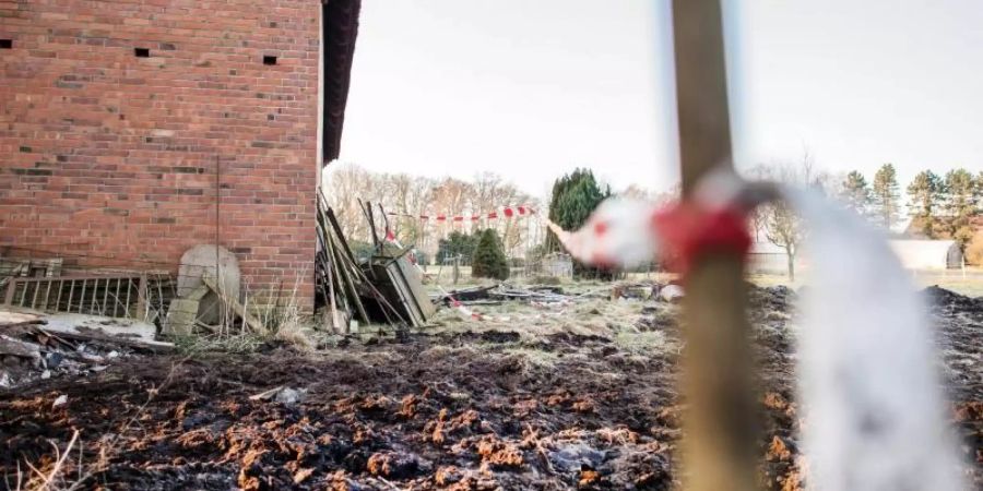 Rückansicht des Hofes, auf dem eines der drei Mordopfer gefunden wurde. Foto: Guido Kirchner