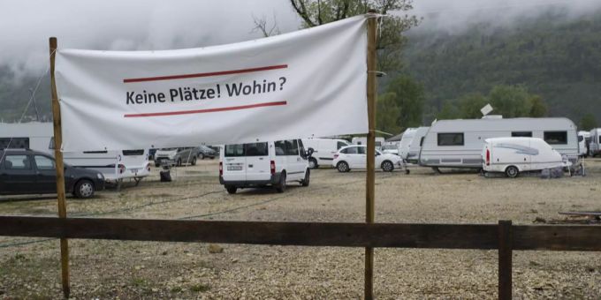 Ein Protestplakat, auf dem durch Jenische besetzten ehemaligen Expo-Gelände, am Montag, 28. April 2014, Nidau. neuenburg