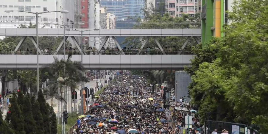 Die Demonstrationen haben sich zu einer breiteren Bewegung gegen die Regierung und das harte Vorgehen der Polizei bei den Protesten der vergangenen Wochen entwickelt. Foto: Kin Cheung/AP