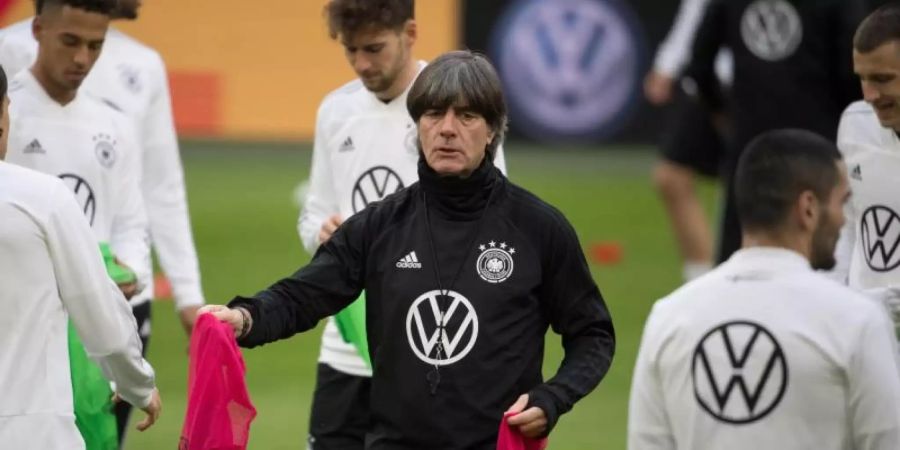 Bundestrainer Joachim Löw (M.) könnte die Nationalmannschaft auf die EM 2020 in Seefeld vorbereiten. Foto: Federico Gambarini