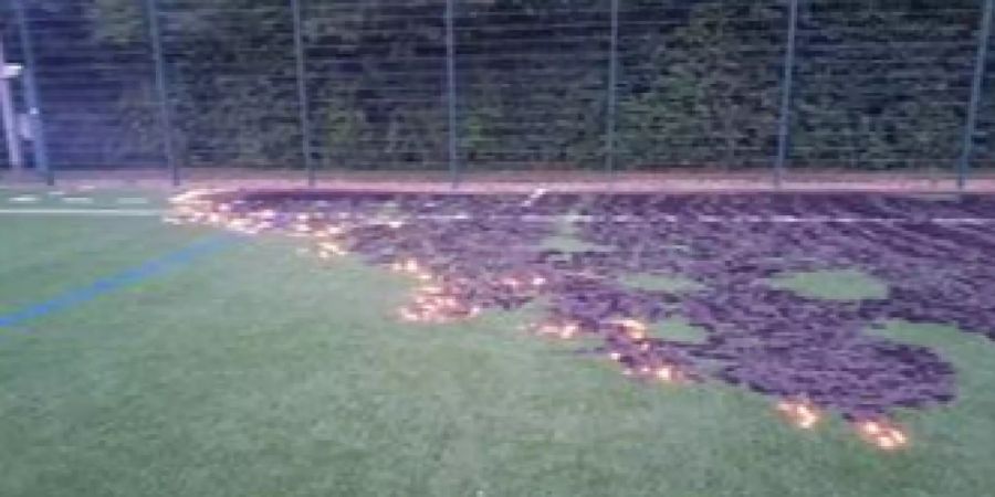 Kunstrasen in Brand gesetzt.