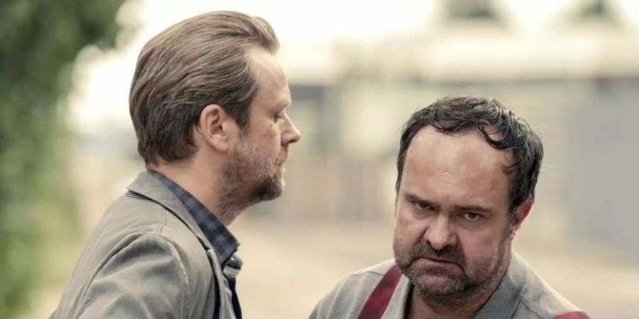 Kähler (Matthias Matschke) geht mit Guido (Tom Keune) vor die Tür. Foto: MDR/filmpool fiction/Stefan Erhardt