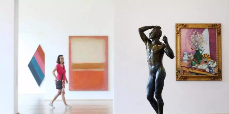 "Stillleben mit Affodillen" 1907 von Henri Matisse (r), ein Bild ohne Titel 1954 von Mark Rathko (2.v.l), das Bild "Skala" 1966 von Kenneth Noland (l) und die Skulptur "Das eherne Zeitalter" 1880 von Auguste Rodin. Foto: Roland Weihrauch