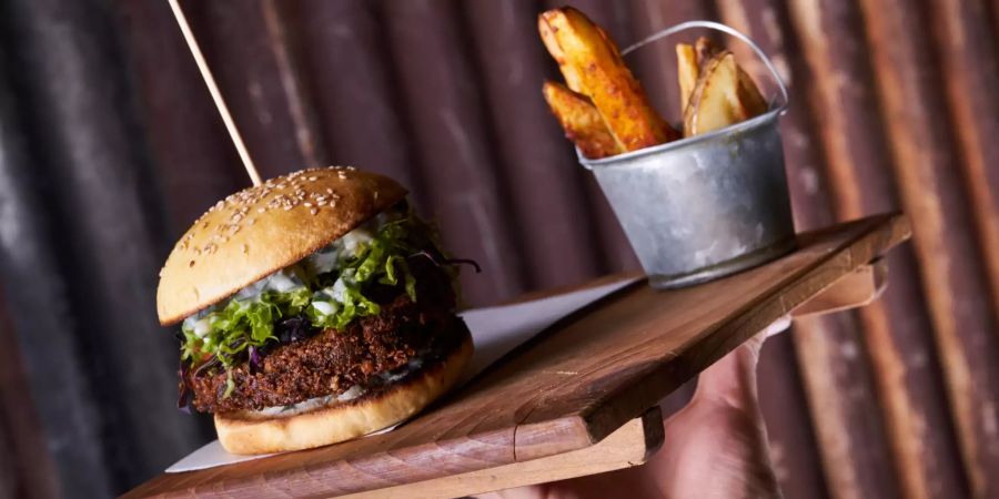 Vegan Burger mit Pommes