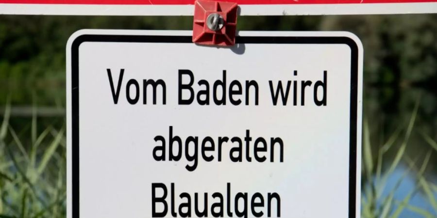 Hinweisschild an einem Badessee