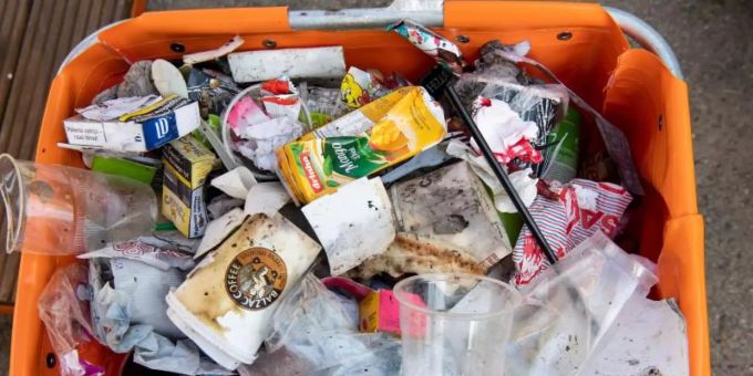Inhalt einer typischen Strassenmülltonne mit zahlreichen Verpackungen, Einwegbechern und Restmüll. Foto: Bernd von Jutrczenka Inhalt einer typischen Strassenmülltonne mit zahlreichen Verpackungen, Einwegbechern und Restmüll. Foto: Bernd von Jutrczenka