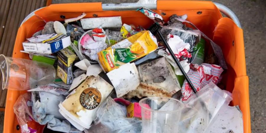 Inhalt einer typischen Strassenmülltonne mit zahlreichen Verpackungen, Einwegbechern und Restmüll. Foto: Bernd von Jutrczenka