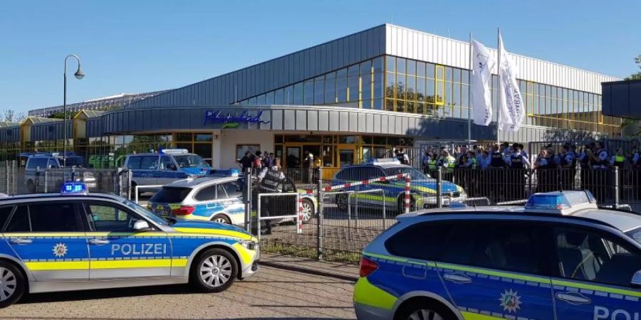 Polizeiwagen am Samstag vor dem Rheinbad in Düsseldorf. Foto: Gerhard Berger