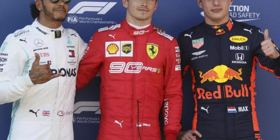 Startet erstmals in seiner Karriere von der Pole Position vor Lewis Hamilton (l) und Max Verstappen (r): Charles Leclerc. Foto: Ronald Zak/AP