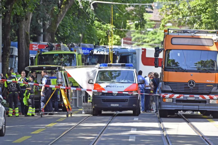 Die Einsatzkräfte vor Ort bei der Haltestelle Hubertus.