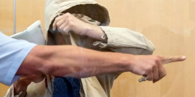 Angeklagter Mohammed Y. beim Betreten des Gerichtssaals Angeklagter Mohammed Y. beim Betreten des Gerichtssaals