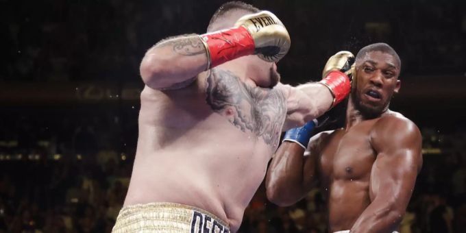 Andy Ruiz (l) schlägt Titelverteidiger Anthony Joshua (r) in der 7. Runde durch technischen K.o. Andy Ruiz