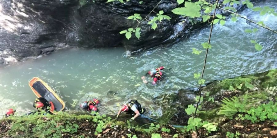 Rettungskräfte konnten in der Jaunbachschlucht einen abgestürzten Wanderer retten. Der Mann wurde verletzt ins Spital gebracht.