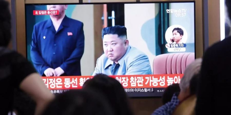 Nordkoreas Machthaber Kim Jong Un überwachte den Start der Raketen laut Staatsmedien persönlich. Foto: Ahn Young-Joon/AP