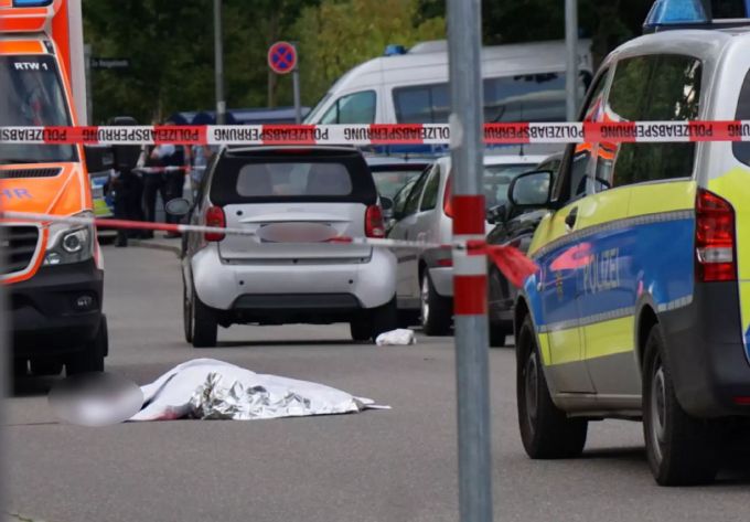 Ein zugedeckter Leichnam liegt auf einer Strasse. Bei einer Auseinandersetzung in Stuttgart ist ein Mann am Mittwochabend tödlich verletzt worden. Mann in Stuttgart getötet