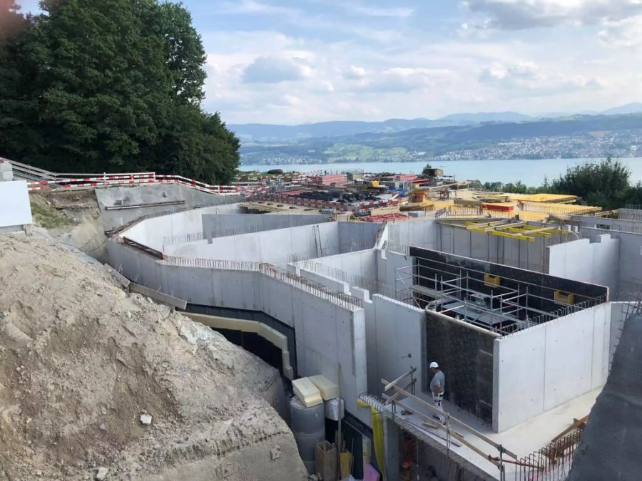 Gleich neben dem Anwesen von Christoph Blocher wird derzeit fleissig gebaut.