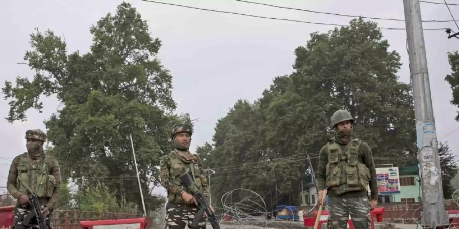 Indische Soldaten stehen an einem provisorischen Kontrollposten in Kaschmir. Foto: Dar Yasin/AP