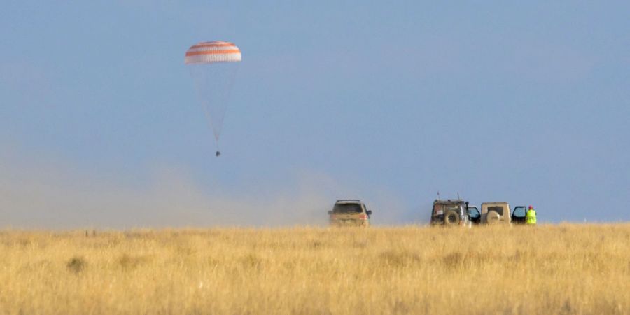 Bilderbuchlandung: Die Raumkapsel Sojus MS-23 setzt in der Steppe Kasachstans auf.