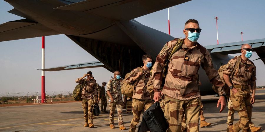 Französische Soldaten steigen am 09.06.2021 in Niamey aus einem C130-Frachtflugzeug der US-Luftwaffe. Frankreich und die USA haben wichtige Militärstützpunkte in dem Land, das zudem an einer zentralen Migrationsroute nach Europa liegt.