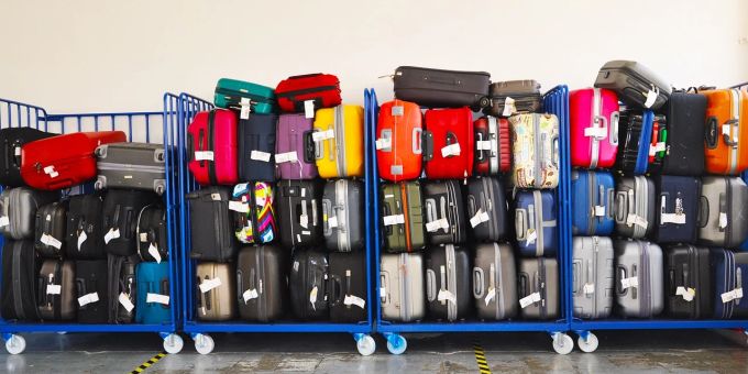 Am Genfer Flughafen stapeln sich 600 verlorenen Gepäckstücke. (Symbolbild) Koffer