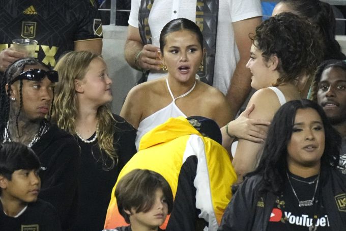 Selena Gomez und US-Rapper Tyga (links) schauten sich das Spiel von Lionel Messi an. Lionel MEssi