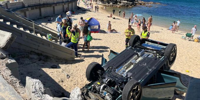 Ungewöhnlicher Anblick: Ein Auto liegt auf dem Dach am Strand von Balmoral Beach in Sydney. Ungewöhnlicher Anblick: Ein Auto liegt auf dem Dach am Strand von Balmoral Beach in Sydney.
