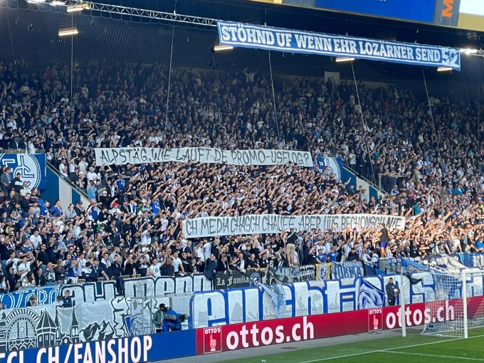 Die Fans des FC Luzern schreiben Transparente gegen Bernhard Alpstaeg. FC Luzern